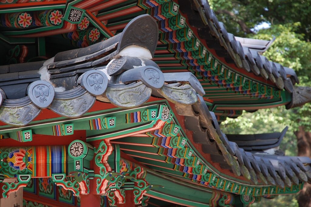 韓国の寺院。仏教が伝わった韓国でも繧繝が見られる。